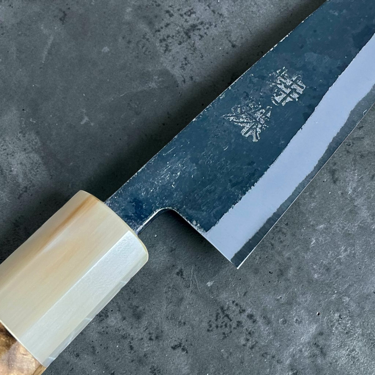 Tokushu Knife White No. 2 iron clad forged finish petty 135mm, Amboyna e corno a contrasto, dettaglio della lama e della ghiera #handle_amboyna & contrast horn