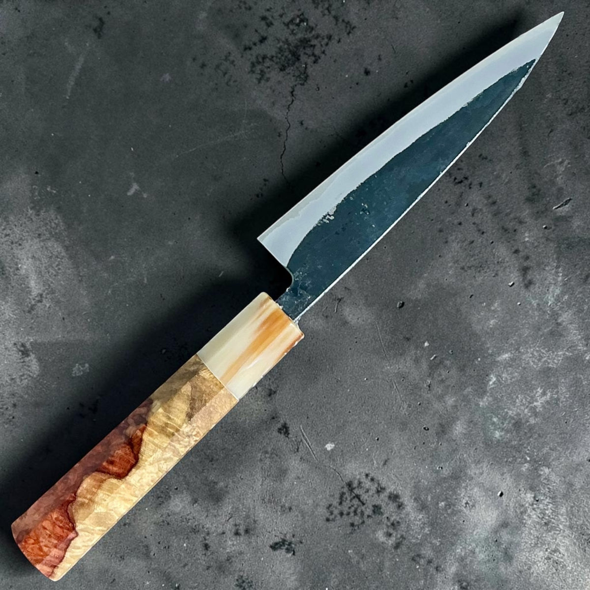 Tokushu Knife White No. 2 iron clad forged finish petty 135mm, Amboyna e corno a contrasto, coltello intero, retro #handle_amboyna & contrast horn