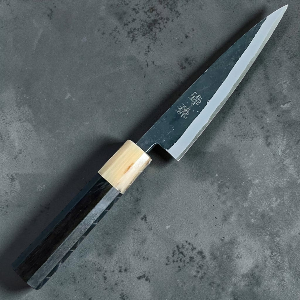 Tokushu Knife White No. 2 iron clad forged finish petty 135mm, ebano e corno, coltello intero, fronte #handle_ebony & horn