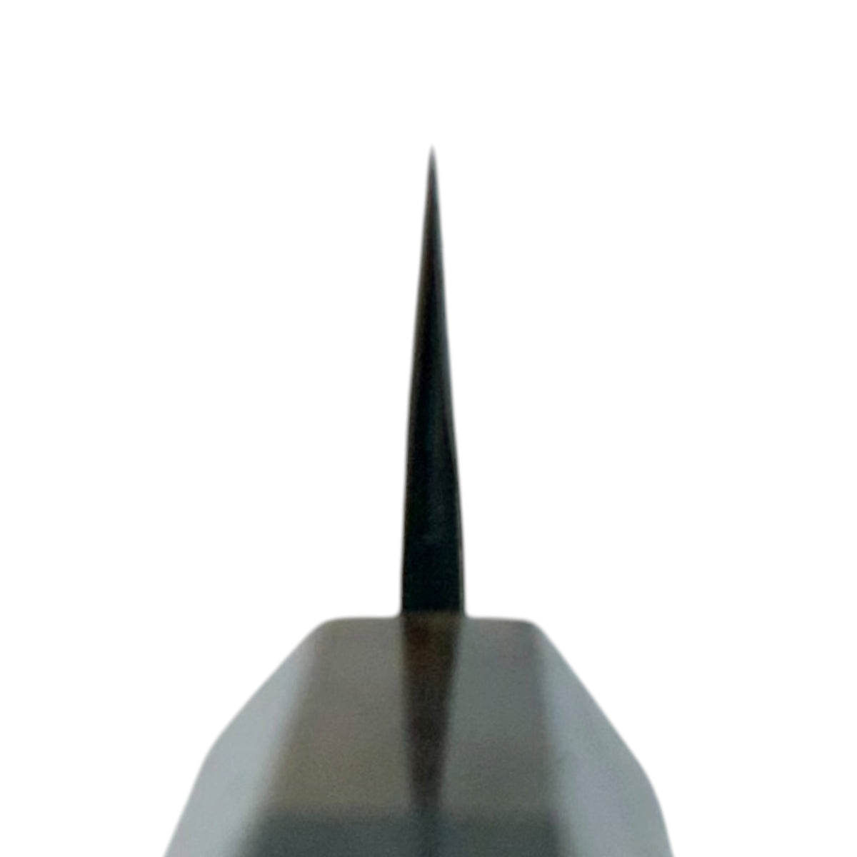 Tokushu Knife White No. 2 iron clad forged finish petty 135mm, vista rappresentativa del choil; il manico mostrato può variare in base all’opzione