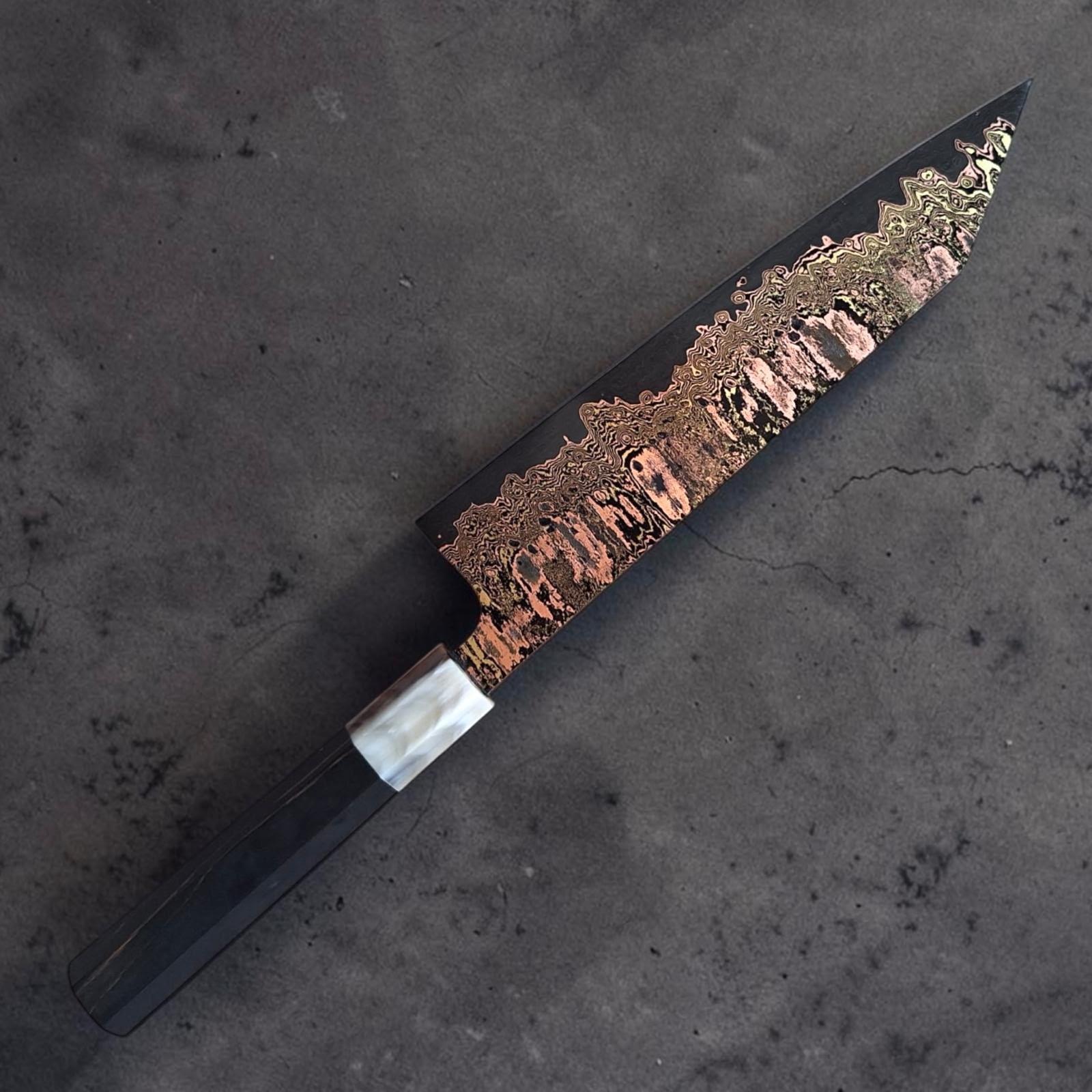 Tu Nguyen 52100 rainbow Damascus kiritsuke gyuto 210mm con manico in ebano e corno