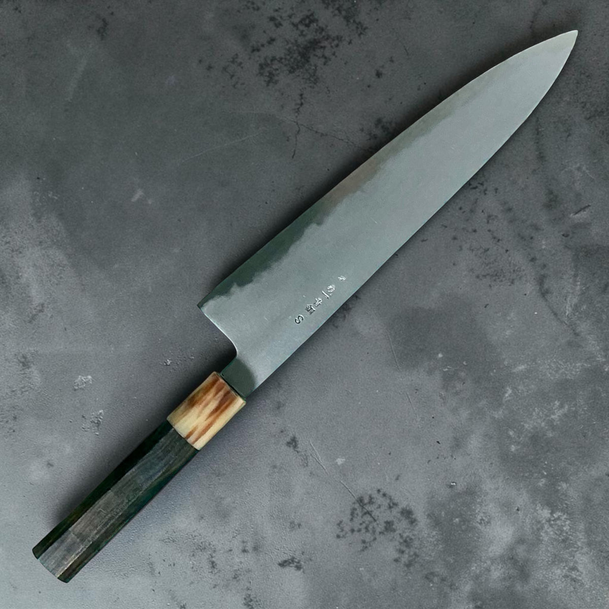 Yoshikazu Tanaka Aogami Super Kasumi Gyuto 255mm con impugnatura in ebano e corno, lato inciso #handle_ebony & horn