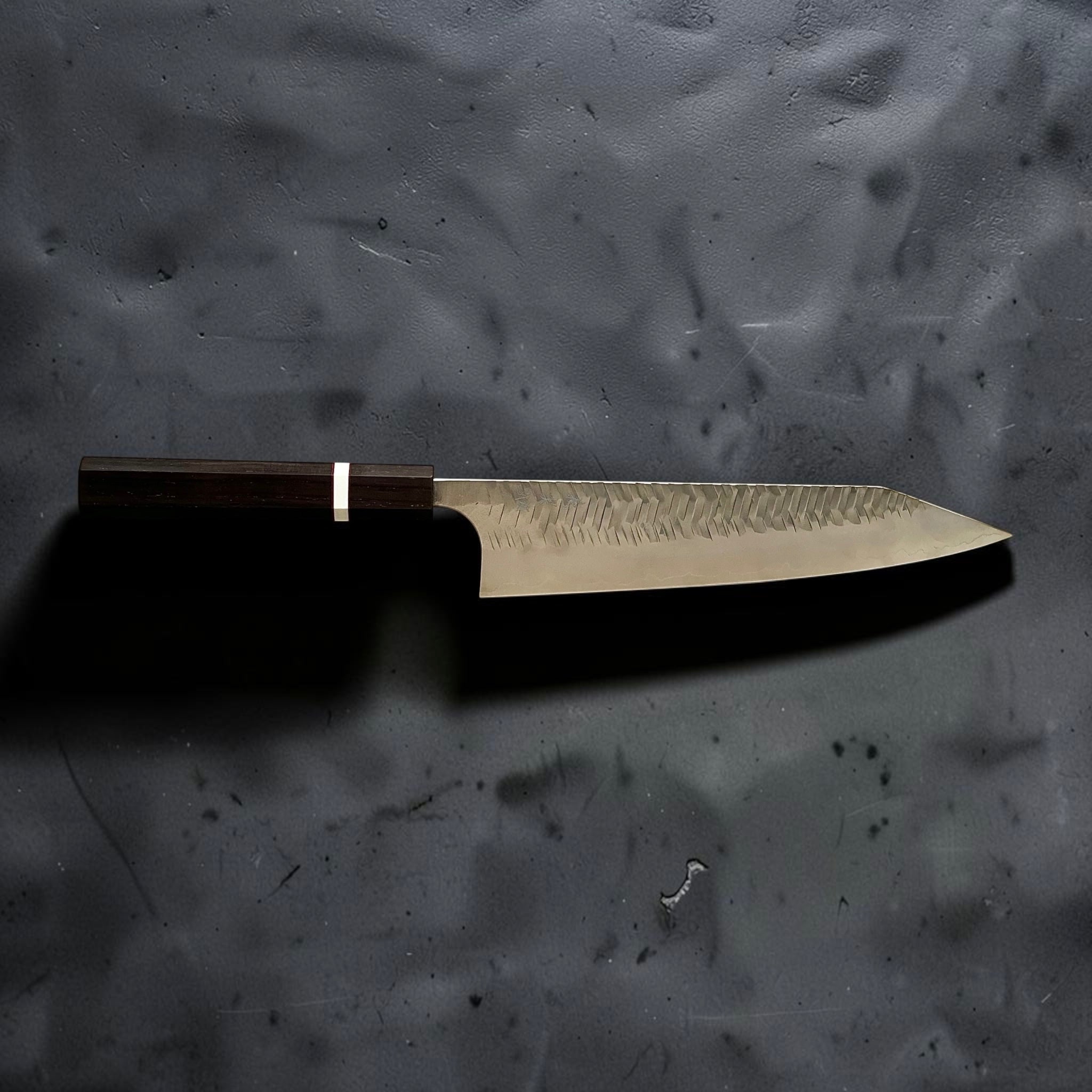 Yoshimi Kato SG2 V-Tsuchime Kiritsuke Gyuto 240mm met ebbenhouten heft en witte afstandsring