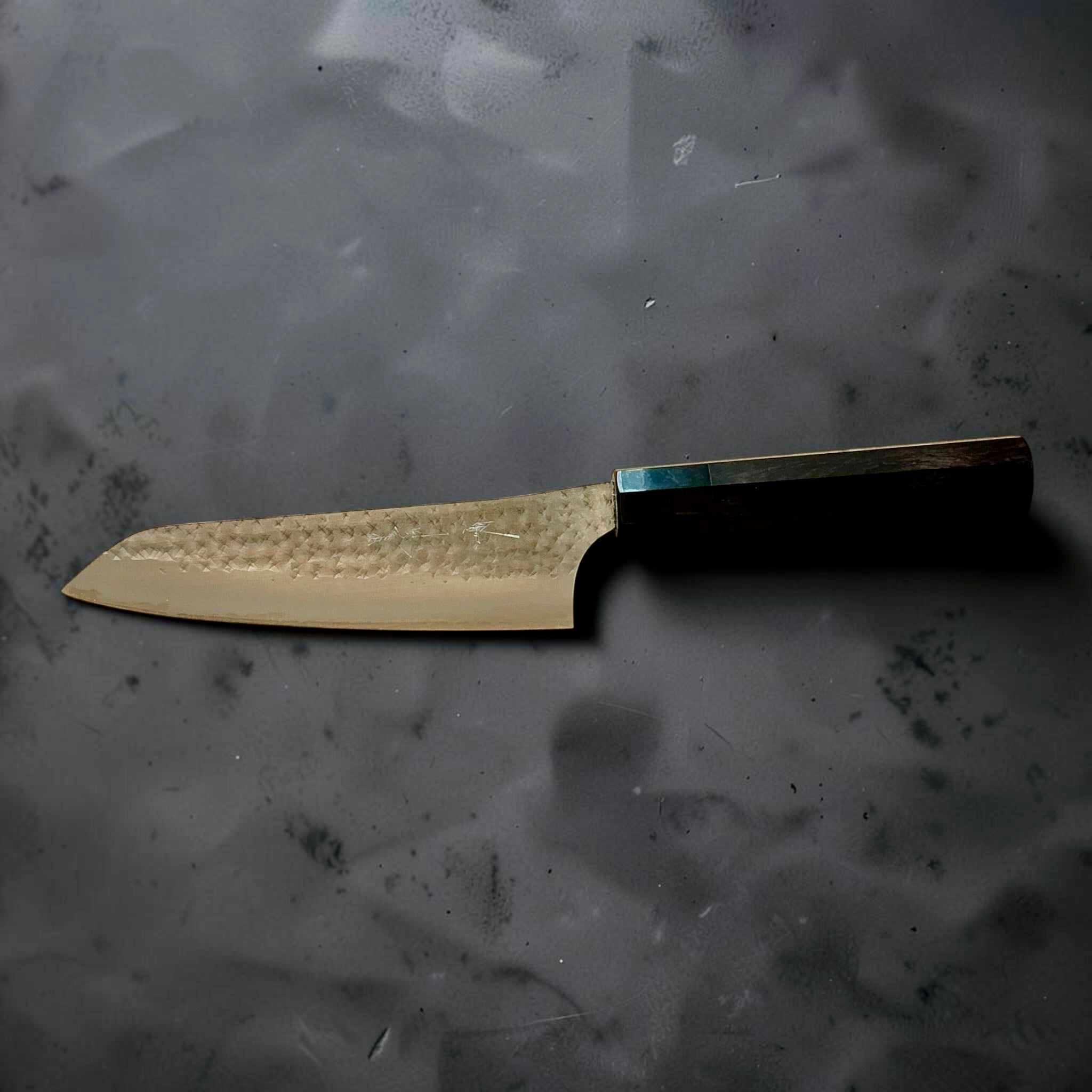 Volledig omgekeerd profiel van de Yu Kurosaki Kokusen AS Bunka 170mm met ebbenhouten heft