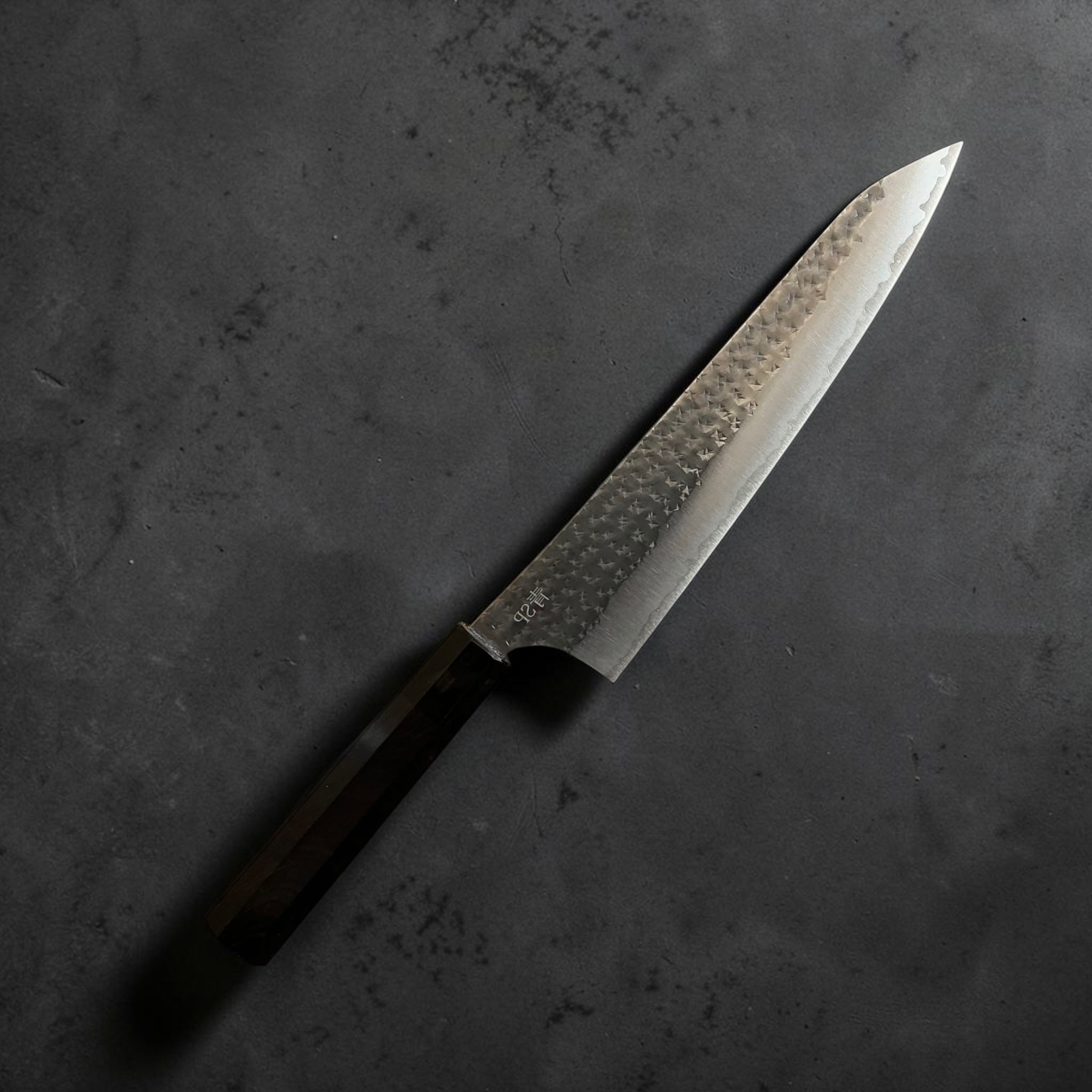 Yu Kurosaki Kokusen AS Gyuto 210mm — dettaglio della finitura della lama