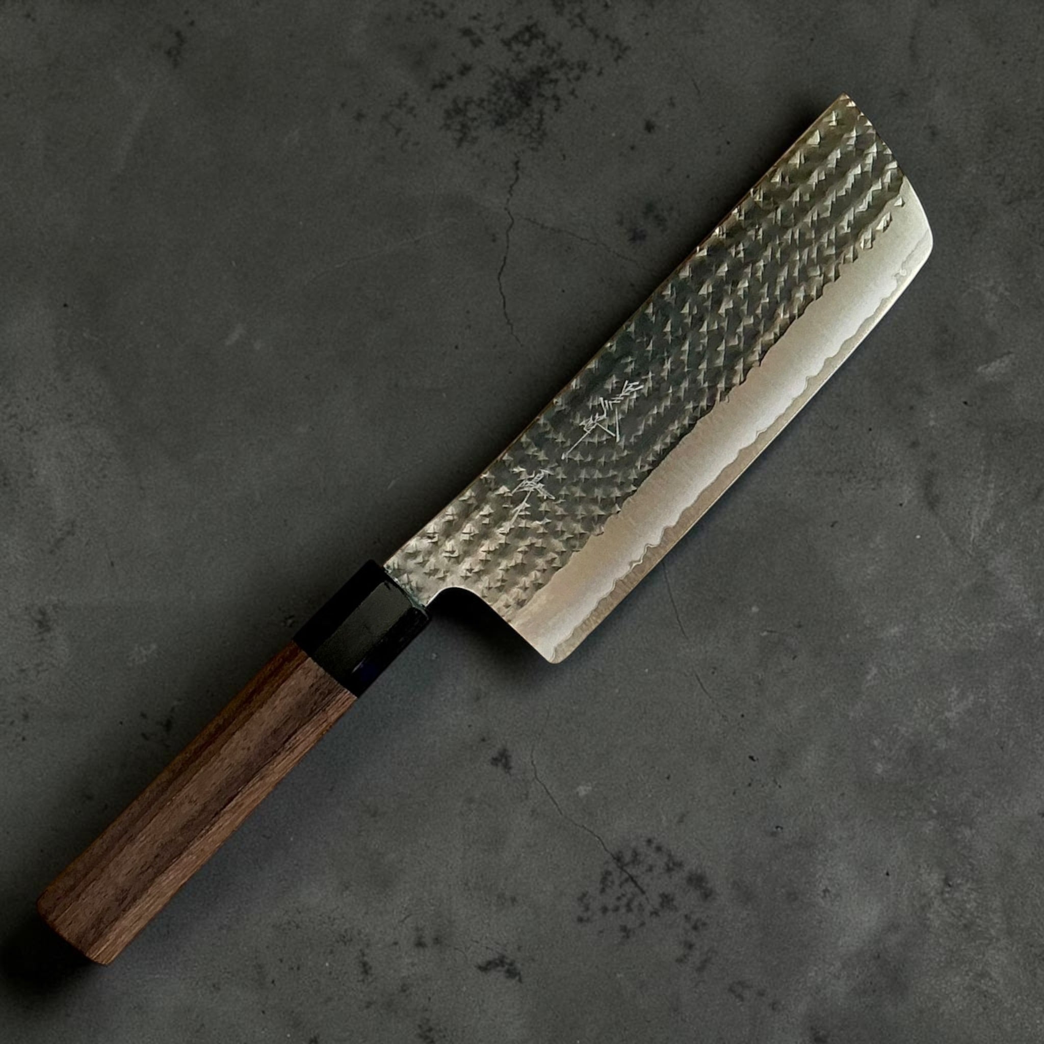 Profilo angolato dello Yu Kurosaki Kokusen AS Nakiri con finitura martellata della lama